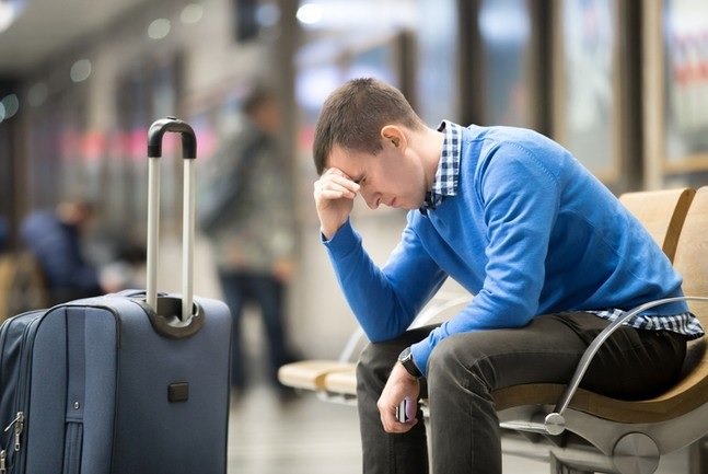 Laki-laki yang sedang stress akibat tertipu travel abal-abal